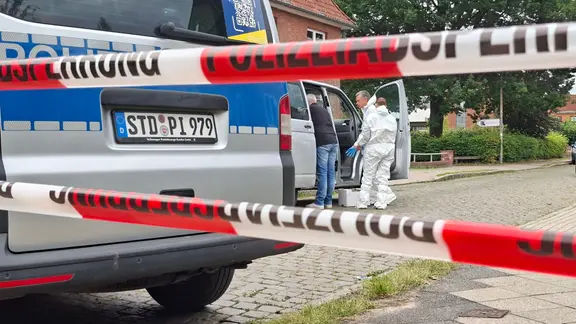 Spezialisten des LKA Niedersachsen sind am Tatort, einem Gebäude einer Jugendeinrichtung, eingetroffen. | Kai Moorschlatt, dpa Spezialisten des LKA Niedersachsen sind am Tatort, einem Gebäude einer Jugendeinrichtung, eingetroffen.
