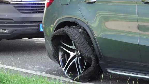Fluchtauto von Stade mit zerschossenem Reifen. | NDR Fluchtauto von Stade mit zerschossenem Reifen.