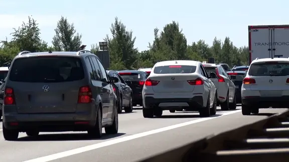Autos stauen sich auf der A1 bei Dinklage.