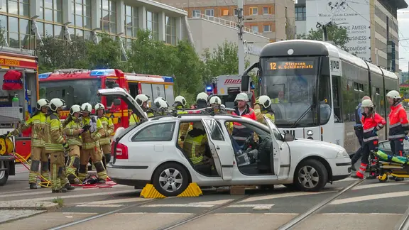 PKW steht nach Zusamnenstoß mit Straßenbahn auf den Schienen, dahinter Einstatzkräfte von Feuerwehr und Rettung | xcitepress PKW steht nach Zusamnenstoß mit Straßenbahn auf den Schienen, dahinter Einstatzkräfte von Feuerwehr und Rettung