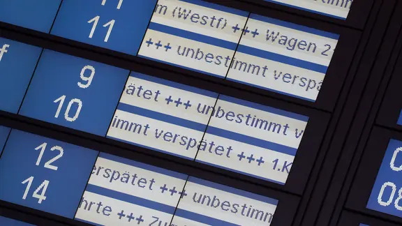 Eine Anzeige am Hauptbahnhof in Hannover, informiert über Zugausfälle. | picture alliance/dpa, Peter Steffen Eine Anzeige am Hauptbahnhof in Hannover, informiert über Zugausfälle.