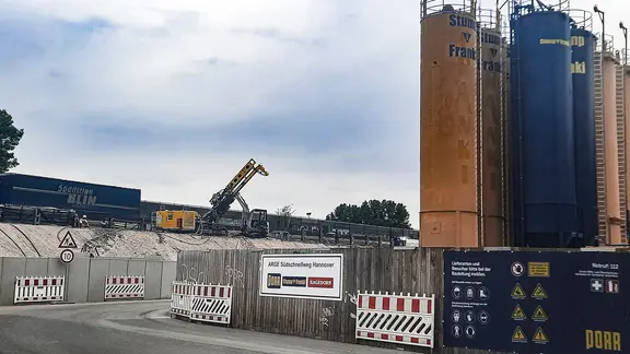 Bis zum frühen Montagmorgen bleibt die Kreuzung gesperrt. (Themenbild) | NDR, Annika Fallak Die Baustelle am Südschnellweg in Hannover