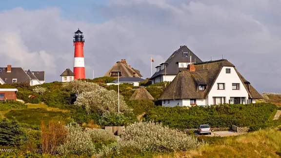 Ein Leuchtturm und Häuser in Hörnum auf Sylt | PantherMedia / Hans-Joachim Arndt, Hans-Joachim Arndt Ein Leuchtturm und Häuser in Hörnum auf Sylt