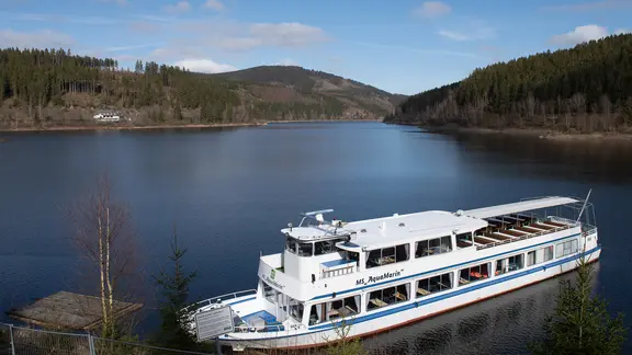 Seit vergangenen Sommer schon fährt das Ausflugsschiff nicht mehr auf der Okertalsperre. (Archiv) | picture alliance/dpa, Swen Pförtner Ansicht der Okertalsperre mit dem Fahrgastschiff MS "AquaMarin" im Harz.