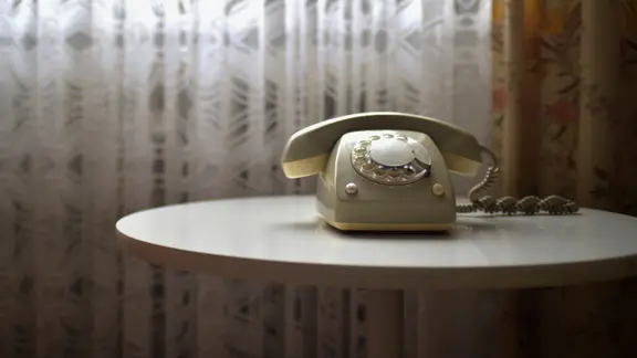 Ein altes Wählscheiben-Telefon auf einem Tischchen. | Photocase, matze_ott Ein altes Wählscheiben-Telefon auf einem Tischchen.