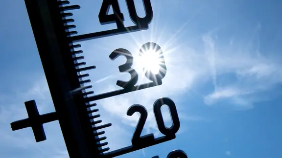 Ein Thermometer im Sonnenschein. (Themenbild) | Sven Hoppe/dpa Ein Thermometer im Sonnenschein. (Themenbild)