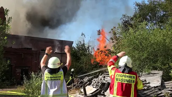 Über 100 Feuerwehrleute kämpfen gegen die Flammen. | Mitteldeutscher Rundfunk Hallenbrand im Dampflokwerk Meiningen