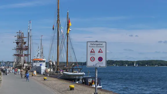Der Tiessenkai ist bei Seglerinnen und Seglern sehr beliebt. | picture alliance Schiffe liegen am Tiessenkai in Kiel-Holtenau