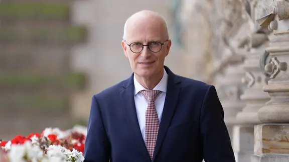 Peter Tschentscher (SPD), Erster Bürgermeister von Hamburg, steht auf dem Balkon des Rathauses. | Marcus Brandt/dpa Peter Tschentscher (SPD), Erster Bürgermeister von Hamburg, steht auf dem Balkon des Rathauses.