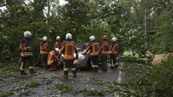 Nach einem unwetterbedingten Unfall auf der B5 ist die Feuerwehr im Einsatz | Ralf Drefin Nach einem unwetterbedingten Unfall auf der B5 ist die Feuerwehr im Einsatz