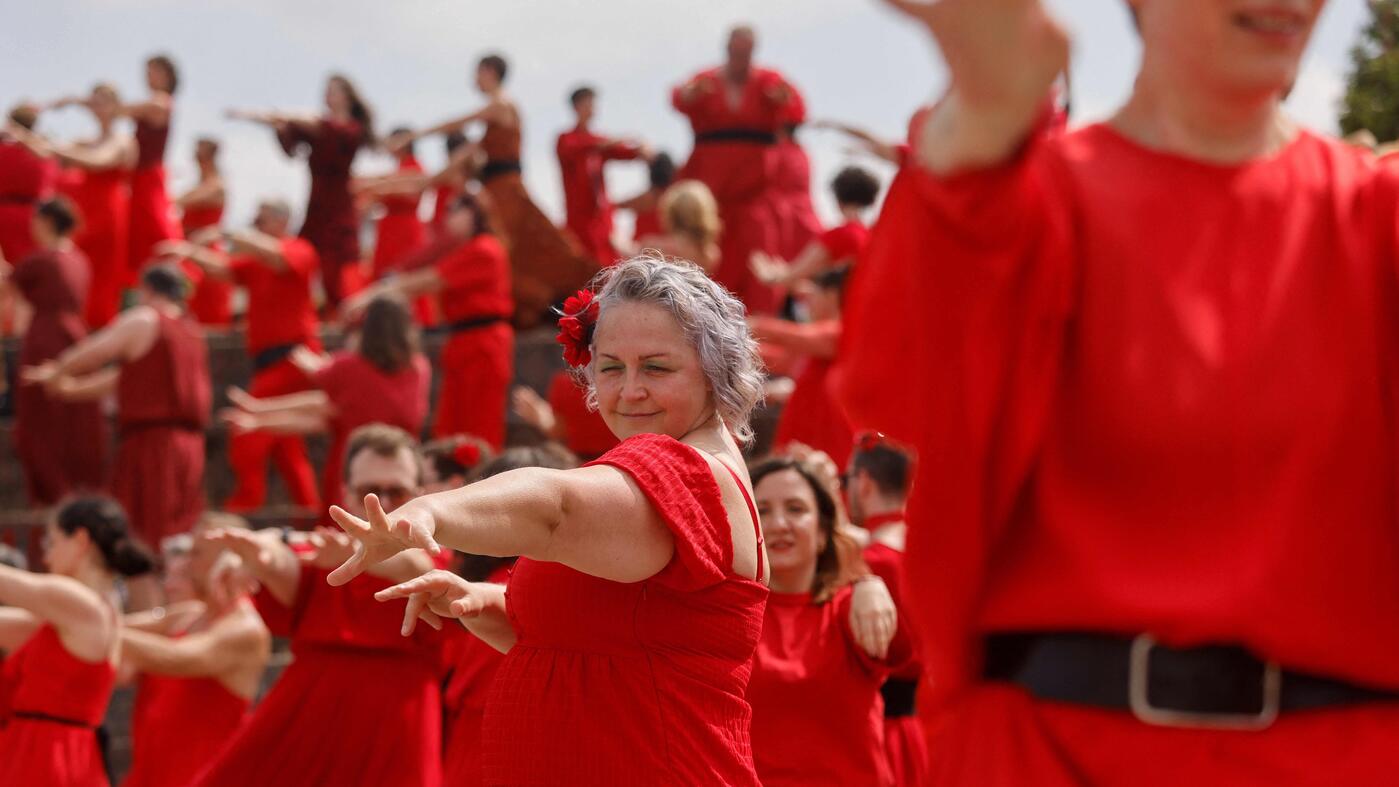 Flashmob in Rot: Dutzende Kate-Bush-Fans tanzen im Görlitzer Park