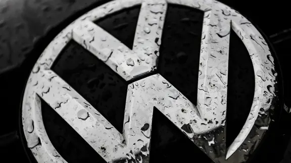 Regentropfen laufen über ein Log von VW | picture alliance / NurPhoto, Jakub Porzycki Regentropfen laufen über ein Log von VW