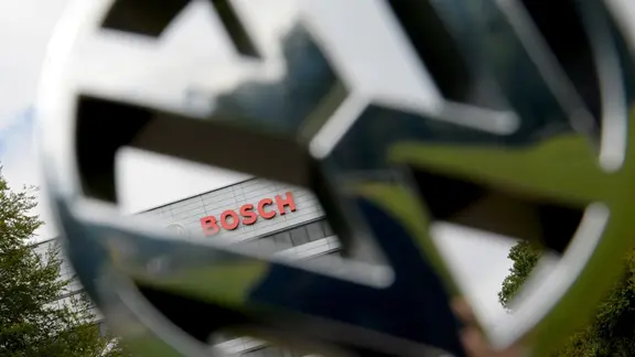 Ein VW Logo wird vor den Bosch Stammsitz gehalten. | picture alliance/Franzika Kraufmann Ein VW Logo wird vor den Bosch Stammsitz gehalten.
