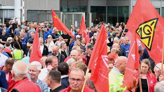 Mitarbeitende von Volkswagen beteiligen sich an einer Informations- und Protestaktion der IG Metall vor dem VW-Werk in Emden. | dpa, Lars Penning Mitarbeitende von Volkswagen beteiligen sich an einer Informations- und Protestaktion der IG Metall vor dem VW-Werk in Emden.