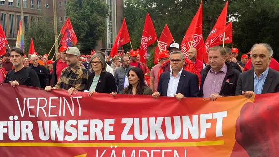 Auch IG-Metall-Vorsitzende Christiane Benner und VW-Betriebsratschefin Daniela Cavallo demonstrieren in Wolfsburg. | NDR, Annette Deutskens Die IG-Metall-Vorsitzende Christiane Benner und VW-Betriebsratschefin Daniela Cavallo in Wolfsburg.