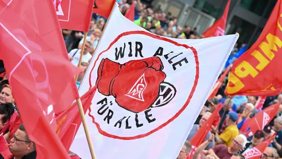 Mit Fahnen, Bannern und Trillerpfeifen demonstrierten Hunderte bei VW in Emden. | dpa/Lars Penning VW-Beschäftigte demonstrieren in Emden gegen die Sparpläne des Konzerns.