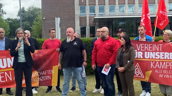 IG Metall-Chefin Christiane Benner hier bei ihrer Rede in Wolfsburg. Rechts im Bild steht die Betriebsratsvorsitzende Daniela Cavallo. | NDR, Annette Deutskens Die IG-Metall-Vorsitzende Christiane Benner spricht zu Protestierenden in Wolfsburg.