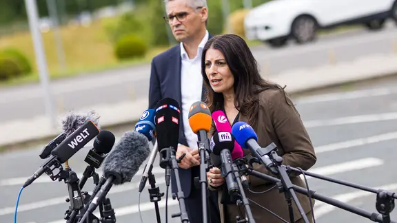 Daniela Cavallo mit IG Metall-Verhandlungsführer Thorsten Gröger am Donnerstag in Wolfsburg. | dpa/Moritz Frankenberg Proteste bei VW: Daniela Cavallo, Vorsitzende des Gesamt- und Konzernbetriebsrats der Volkswagen AG, spricht.