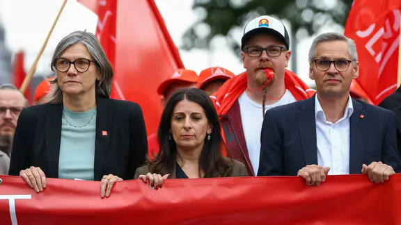 Konzernbetriebsratsvorsitzende Daniela Cavallo (mitte) hält ein Transparent. | picture alliance/dpa/Reuters/Pool, Lisi Niesner Konzernbetriebsratsvorsitzende Daniela Cavallo (mitte) hält ein Transparent.