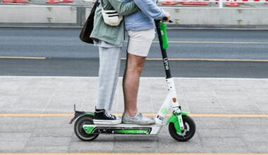 Duisburg: Zu zweit auf einem E-Scooter