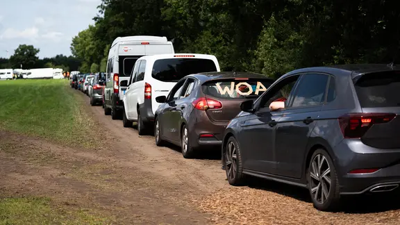 Eine lange schlange Autos, die auf den Einlass zum Wacken Open Air warten. | NDR / Dominik Dührsen Eine lange schlange Autos, die auf den Einlass zum Wacken Open Air warten.