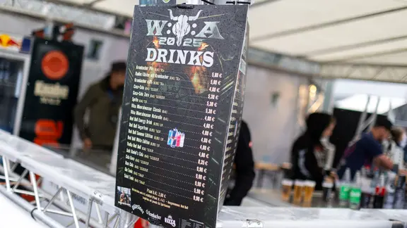 Ein Preisschild für Drinks auf dem Wacken Open Air 2025. | NDR / Alexander Mühlhausen Ein Preisschild für Drinks auf dem Wacken Open Air 2025.