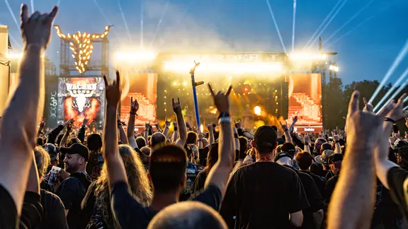 Festivalbesucher feiern zum Abschluss des Wacken Open Air vor den Bühnen. | picture alliance/dpa | Axel Heimken Festivalbesucher feiern zum Abschluss des Wacken Open Air vor den Bühnen.