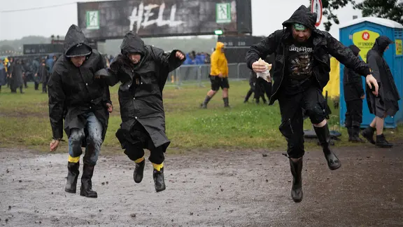Wacken-Besucher springen gut gelaunt im Matsch herum | NDR, Vinetta Richter Wacken-Besucher springen gut gelaunt im Matsch herum