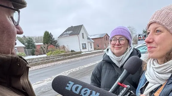 Wir haben mit vielen Wackenern gesprochen für die Recherche - auch mit Landwirten, auf deren Flächen das Festival stattfindet. | NDR/Sandro Schroeder Zu sehen sind Hermann Vollstedt, Mitte Vinetta Richter, Maja Bahtijarevic