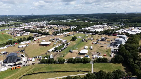 So sieht das Wacken Open Air von oben aus - die Ausmaße sind gigantisch. | NDR / Dominik Dührsen Eine Drohnen-Aufnahme vom Wacken-Gelände.