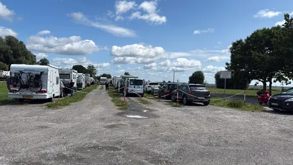 Die Wartezeit an der Elbfähre beträgt in Wischhafen derzeit 3,5 Stunden. | FRS Ein langer Stau vor der Fähre Wischhafen-Glückstadt.