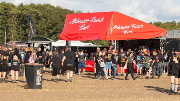 Auf dem Wacken Open Air 2026 gibt es in diesem Jahr "neues" Bier. | NDR / Alexander Mühlhausen Ein Foto von einem Bierstand auf dem Gelände des W:O:A 2026.