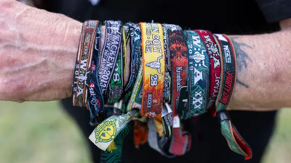 Ein arm mit Festivalbändchen des Wacken Open Air | NDR, Alexander Mühlhausen Ein arm mit Festivalbändchen des Wacken Open Air