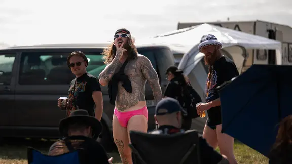 Dienstag | NDR: Paul Wessels Fast nackter Mann auf dem Wacken-Open-Air