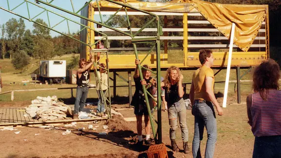 Wacken Open Air 1990: Die Crew baut die Bühne auf. | Wacken Open Air Wacken Open Air 1990: Die Crew baut die Bühne auf.