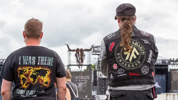 Zwei Metalfans stehen vor der Bühne | NDR, Lena Storm Zwei Metalfans stehen vor der Bühne