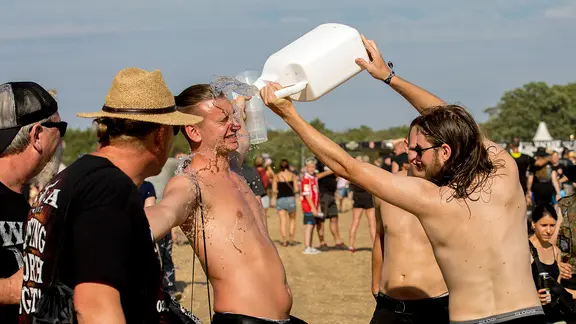 Abkühlung am 31. Juli 2017 beim Wacken Open Air | picture alliance / Eibner-Pressefoto , EIBNER/Dirk Jacobs Abkühlung am 31. Juli 2017 beim Wacken Open Air