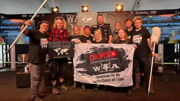 Die DKMS ist in diesem Jahr zum ersten Mal mit zwei Standorten beim Wacken Open Air am Start. | DKMS Gruppenbild: Wacken-Gründer und DKMS.