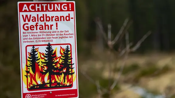 Ein Schild weist auf Waldbrandgefahr hin. | dpa-Bildfunk, Swen Pförtner Ein Schild weist auf Waldbrandgefahr hin.