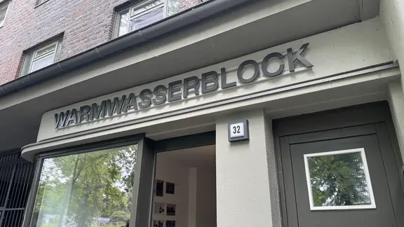 Der sogenannte "Warmwasserblock" auf der Veddel in Hamburg. | NDR, Kai Bülter Der sogenannte "Warmwasserblock" auf der Veddel in Hamburg.