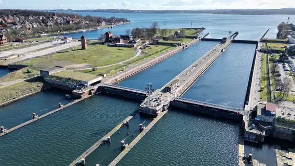 Im Nord-Ostsee-Kanal in Kiel-Holtenau entdeckte ein Schleusenwärter die Leiche. | Tobias Gellert, Tobias Gellert Die geschlossene Schleuse in Kiel Holtenau.