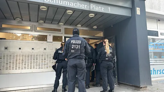 Die verletzte Beamtin ist nach dem Vorfall dienstunfähig. | Samir Chawki / NDR Polizeibeamte betreten ein Gebäude.
