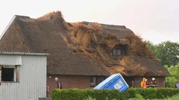 Haus mit zerstörtem Reetdach im Kreis Steinburg | Florian Sprenger Haus mit zerstörtem Reetdach im Kreis Steinburg