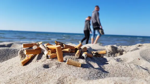 Zigarettenkippen am Strand | NDR, Michael Klingemann, NDR Zigarettenkippen am Strand
