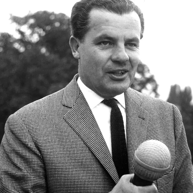 Nicht nur die Fußballer werden 1954 zu Legenden, auch Sportreporter Herbert Zimmermann erlangt durch seinen Live-Bericht Kult-Status. | picture-alliance/ dpa, UPI/dpa NDR Sportreporter Herbert Zimmermann, undatierte Aufnahme.