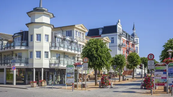Die Einkaufsstraße in Zinnowitz auf Usedom. | picture alliance / Schoening Die Einkaufsstraße in Zinnowitz auf Usedom.