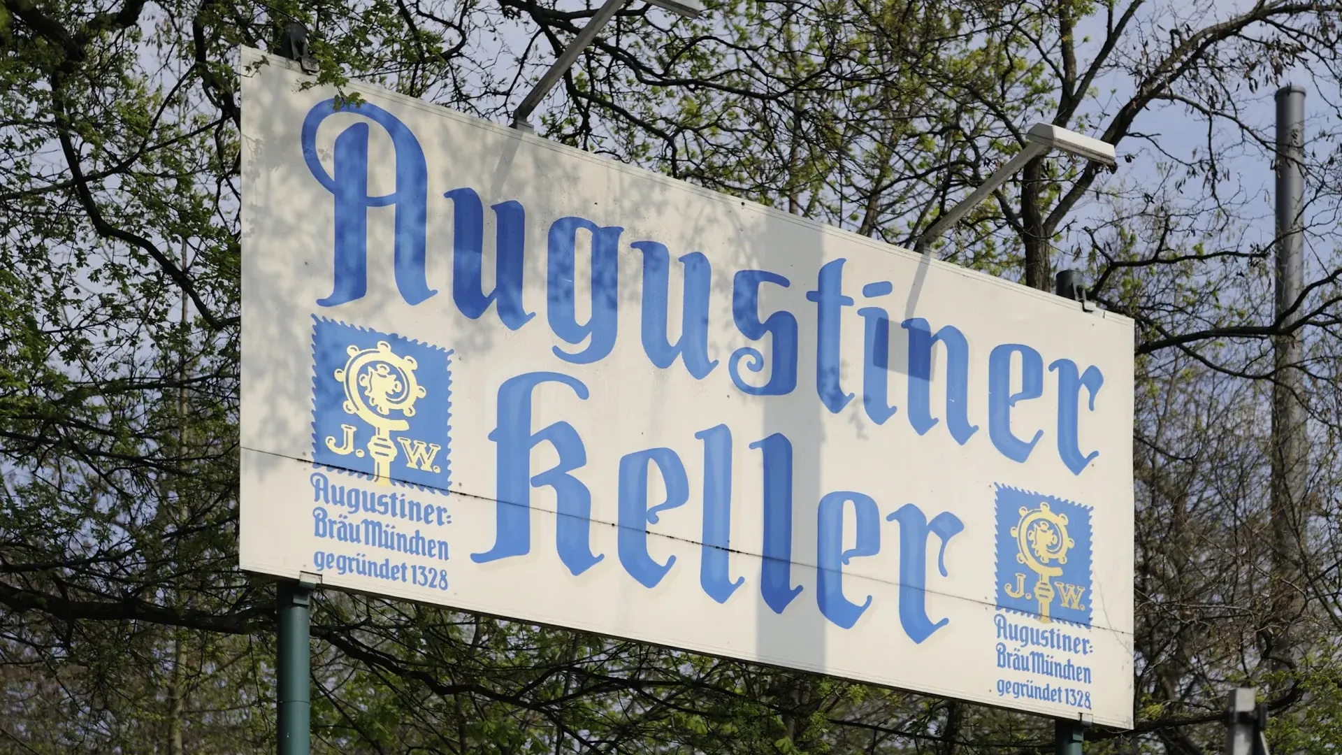 Neben typischen Gerichten gibt es hier unter der Woche zusätzliche Angebote, die täglich variieren. Neben typischen Gerichten gibt es hier unter der Woche zusätzliche Angebote, die täglich variieren.