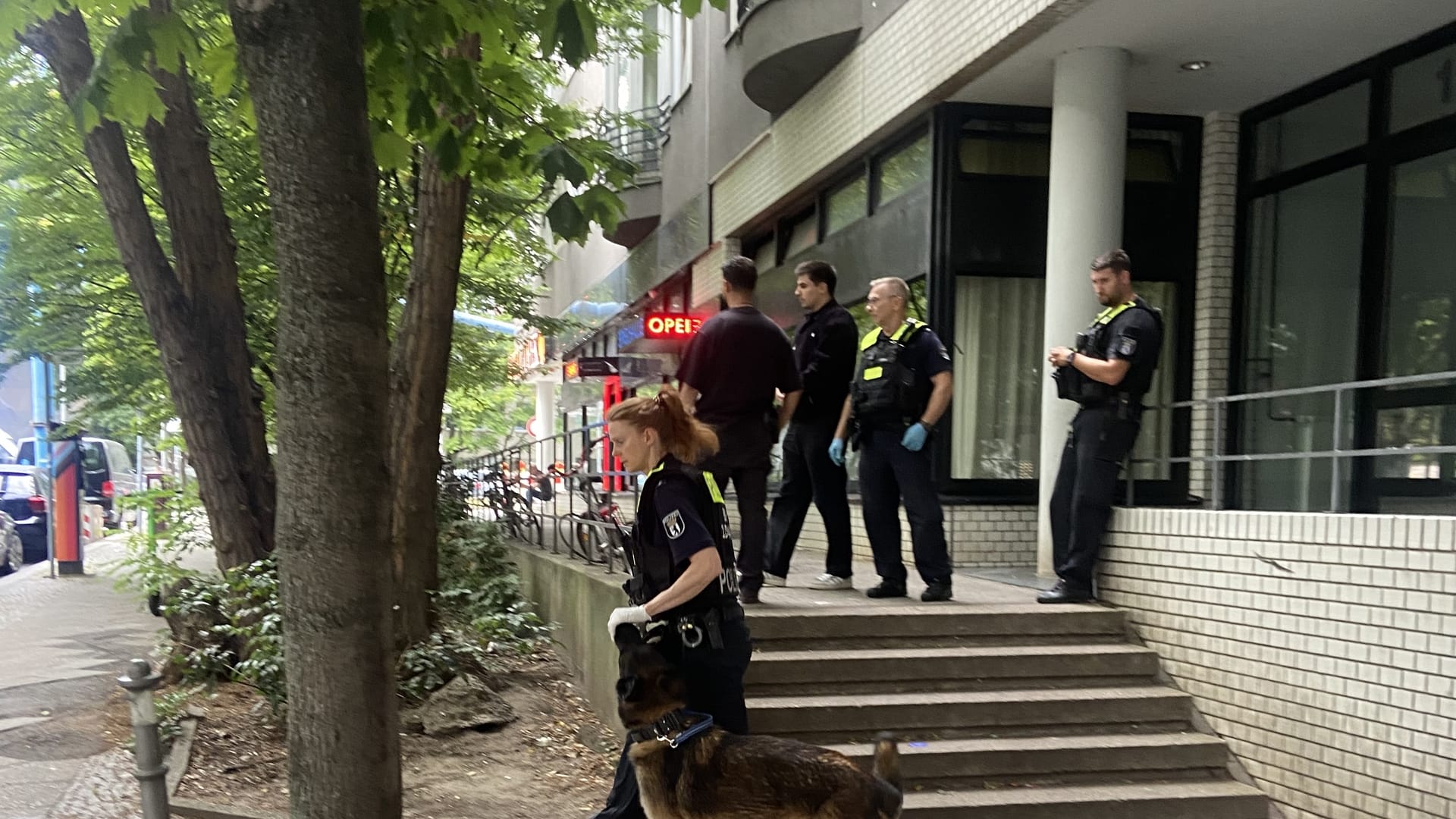 Polizeieinsatz an der Wohnung des mutmaßlichen Attentäters: Hier observierten Sicherheitsbehörden den Islamisten. Polizeieinsatz an der Wohnung des mutmaßlichen Attentäters: Hier observierten Sicherheitsbehörden den Islamisten.