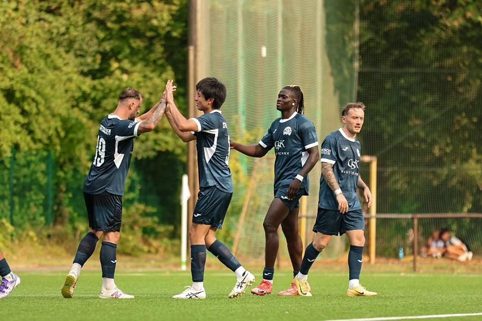 Am Donnerstag 1:6 beim FC Eddersheim II, am Sonntag gelang den Gruppenliga-Fußballern des SV Wiesbaden mit dem 3:1 in Okriftel die Wiedergutmachung.	Foto: Pia Pfeifer