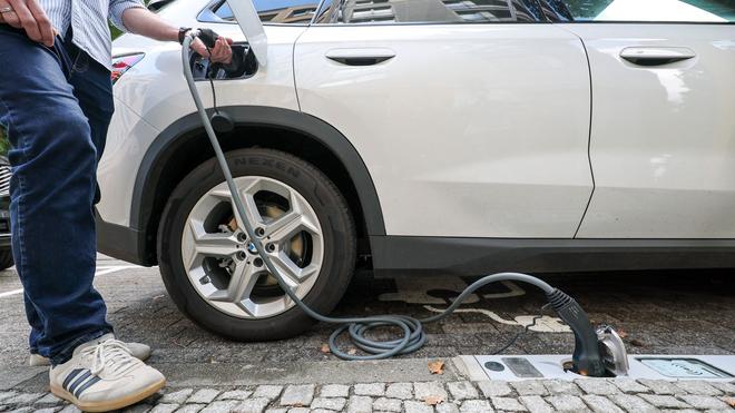 Ladebordstein: Pilotprojekt: E-Autos an der Bordsteinkante in Leipzig laden.